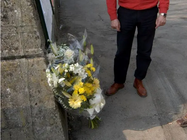 I fiori che vengono portati ogni anno sul luogo della tragedia