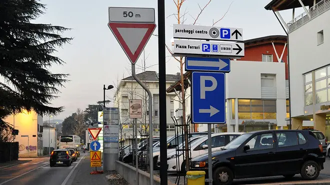 Borghesi Montebelluna nuovi segnali di parcheggio in via Roma