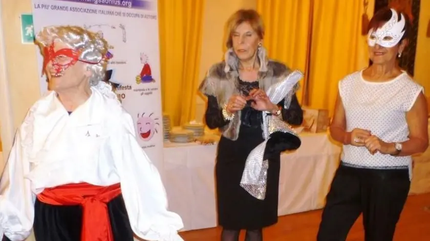 Tecla con due amiche a un torneo di Carnevale (www.cadellanave.com)