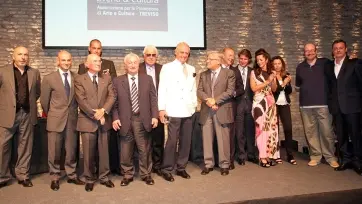 FOTO DI GRUPPO Tutti i premiati e premiatori del Genius Loci del 2011 in Loggia dei Cavalieri