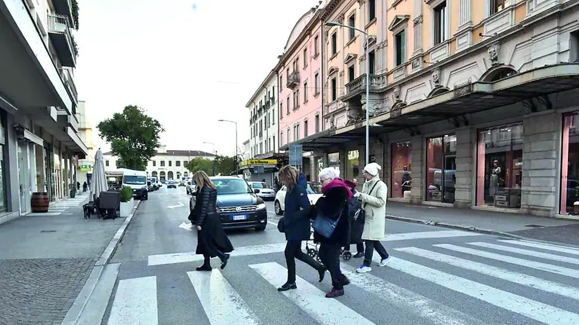 Persone a passeggio in viale Carducci