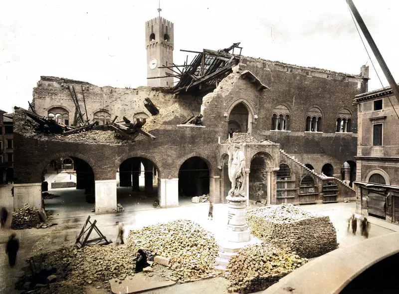 Palazzo dei Trecento distrutto dal bombardamento alleato
