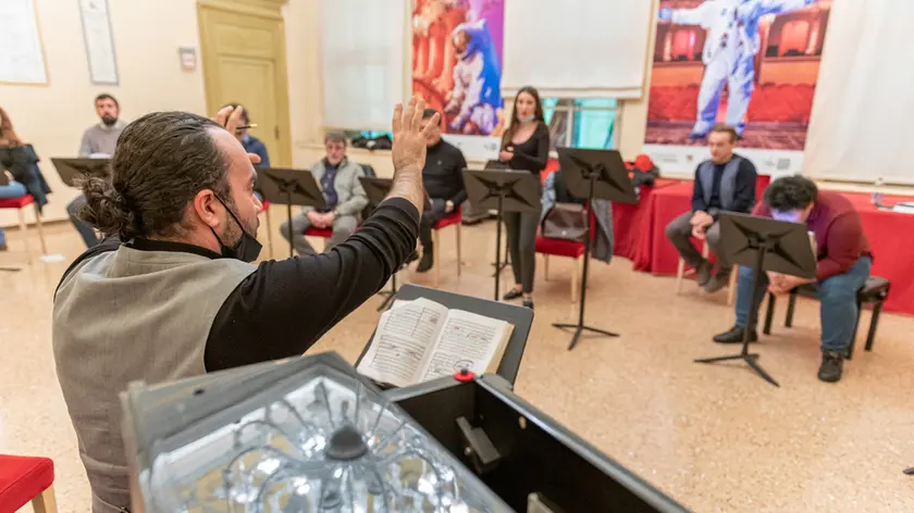 Le prove del Rigoletto di Verdi interpretato da Opv e Coro Lirico Veneto
