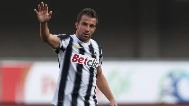 L'attaccante della Juventus, Alessandro del Piero, saluta i tifosi a fine partita Chievo-Juventus allo stadio Bentegodi di Verona, in una immagine del 16 ottobre 2011..ANSA/VENEZIA