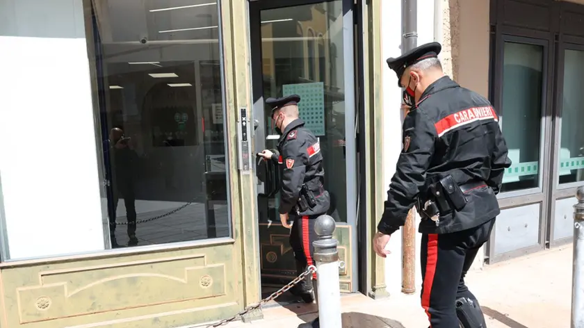 Carabinieri vanno a interrogare i testi nella sede di Banca Intesa-Cassa di Risparmio