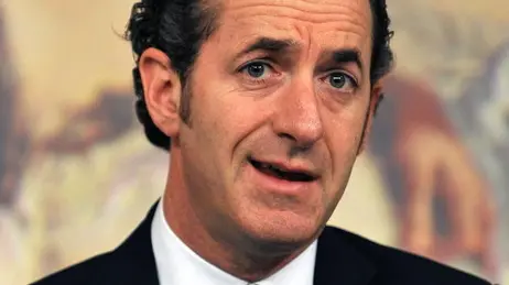 Il presidente della Regione Veneto, Luca Zaia, in una immagine dell'11 dicembre 2009. L'inaugurazione della scuola di Fanzolo di Vedelago si e' svolta come da programma, con l'inno d'Italia. Lo precisa il Governatore del Veneto, Luca Zaia che, in una nota, vuole chiudere la polemica precisando di non essere ''intervenuto sul programma della manifestazione''. ''L'Inno di Mameli - ha rilevato - e' stato regolarmente cantato dal coro al momento del taglio del nastro; credo che queste precisazioni siano utili per chiudere definitivamente una polemica che non aveva e non ha ragion d'essere''. ANSA/MAURIZIO BRAMBATTI
