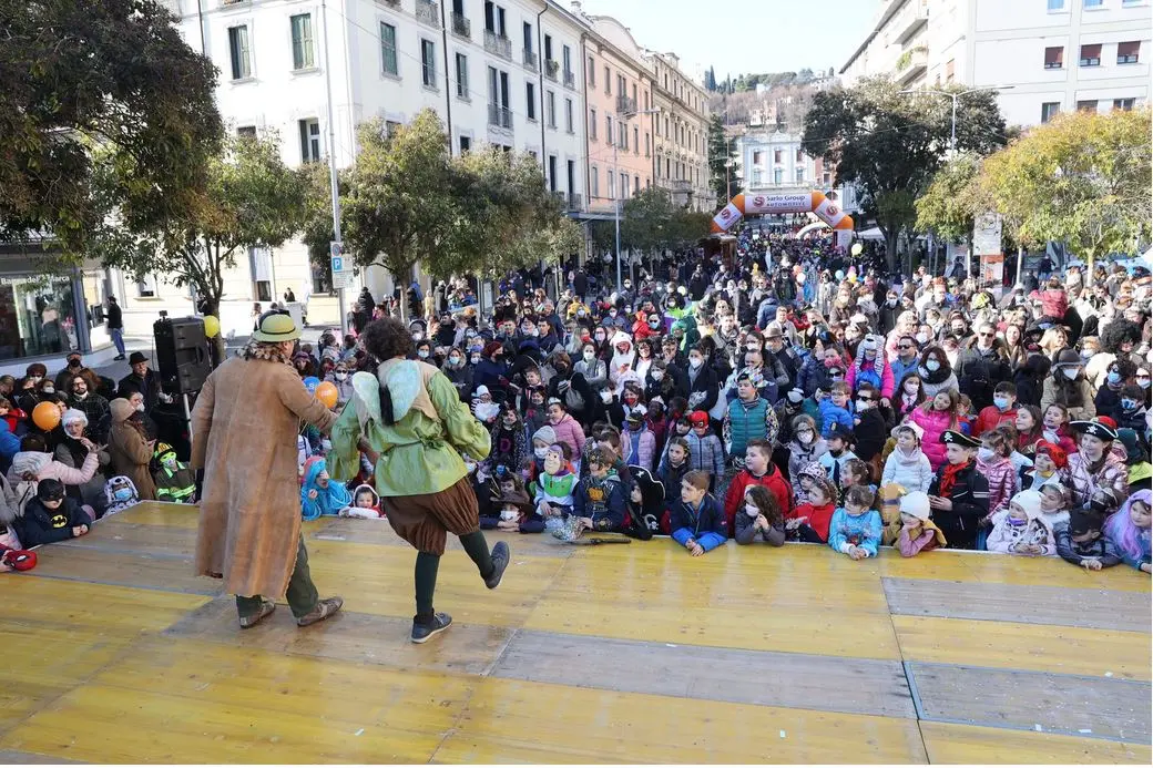 Artisti di strada sul palco in viale Carducci