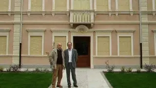 Rito Amadio e, a destra il vicesindaco Bonotto davanti all’albergo