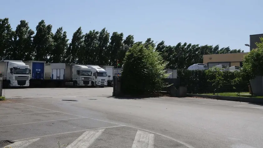 L'esterno della ditta Camarotto Trasporti di Varago di Maserada