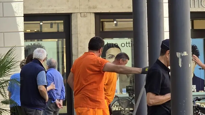 Il lucernario caduto in piazza Indipendenza che ha sfiorato una turista