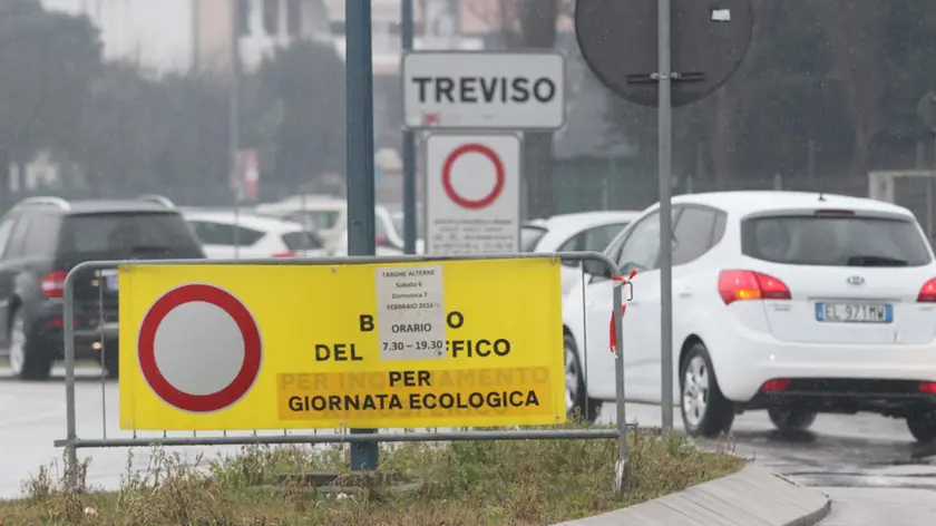 ZAGO AG.FOTOFILM TREVISO BLOCCO DEL TRAFFICO TARGHE ALTERNE-DISPARI, IN FOTO ROTONDA DI SAN GIUSEPPE