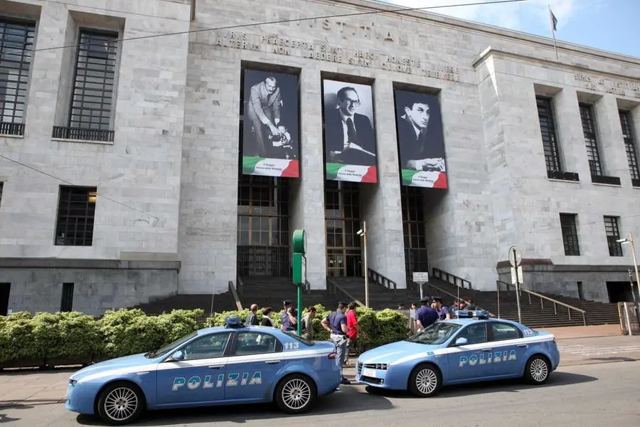 Polizia e media all'esterno del palazzo di giustizia di Milano in una foto di archivio Ansa/Daniele Mascolo