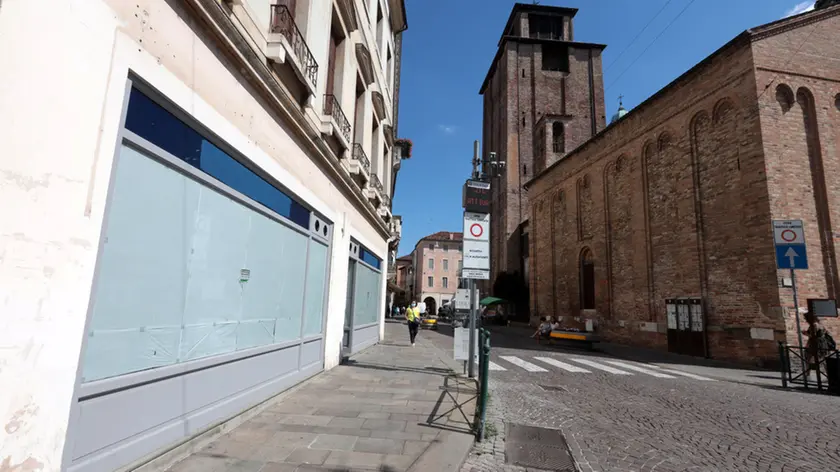de wolanski agenzia foto film treviso negozio chiuso john ashfield calmaggiore