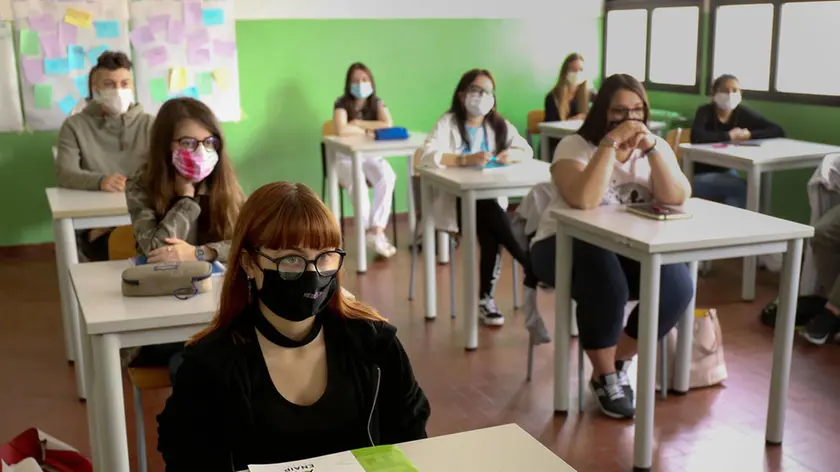 Studenti di nuovo in classe nelle scuole professionali di Padova e provincia per preparare gli esami di qualifica e di diploma. All'Enaip di Conselve (corsi per meccanici e servizi commerciali delle vendite) gli alunni hanno seguito le lezioni con la mascherina, seduti dietro a banchi distanziati, 10 giugno 2020..ANSA/NICOLA FOSSELLA