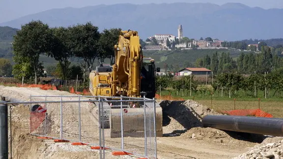 Borin Susegana Lavori metanodotto gas zona stradonelli, sullo sfondo castello di Susegana. Borin Susegana Lavori metanodotto gas zona stradonelli, sullo sfondo castello di Susegana.