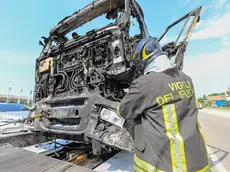 Il camion distrutto dal fuoco sulla circonvallazione di Castelfranco