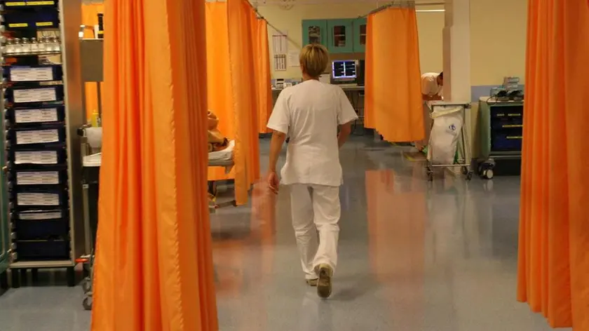 TOME' TREVISO NUOVO PRONTO SOCCORSO agenzia fotografica fotofilm - Un'infermiera tra gli 8 box-ambulatori