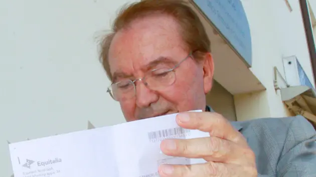Guerretta Conegliano Mario Pietrangelo incendia cartella esattoriale davanti agenzia delle entrate