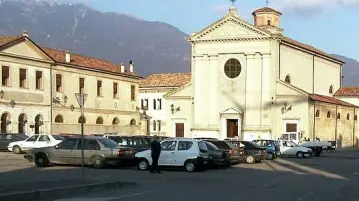 Piazza Meschio con la chiesa e sopra Don Federico Gava
