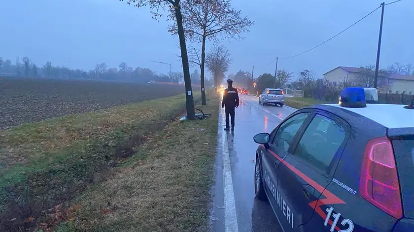 I carabinieri sul luogo dell'investimento della ciclista