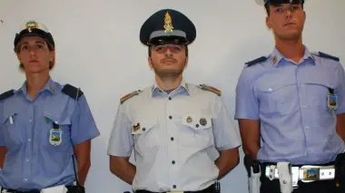 La merce sequestrata dai vigili e dalla Guardia di Finanza e dall’alto verso il basso Ziane Ettaoussi e Bendriss