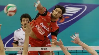 CARICA Anche lo schiacciatore olandese Horstink suona la carica per il match contro la Lube