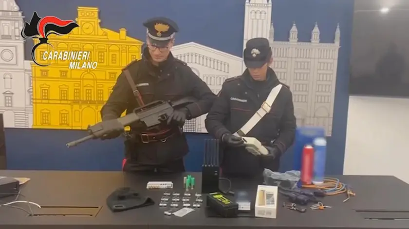 I carabinieri di Milano con armi e materiali sequestrati alla bandi di ladri che nel 2021 assaltò la Sme di Cessalto
