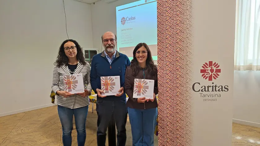 Don Bruno Baratto, coordinatore ad interim Caritas, al centro fra le operatrici Caritas Erika Della Bella (a sinistra) ed Elena Luison (a destra)