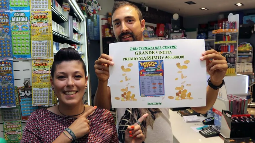 BORGHESI AG.FOTOFILM OLMI VINCITA ''DOPPIA SFIDA'' ALLA TABACCHERIA DI ZAMBON STEFANO AL CENTRO COMMERCIALE TIZIANO, IN FOTO JENNIFER MANNI E IL TITOLARE S. ZAMBON