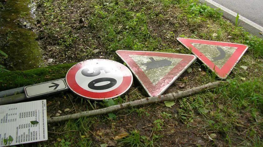 Prandi Sernaglia incidente dove dei balordi hanno sradicato dei segnali stradali abbandonandoli in mezzo alla strada. Un giovane li ha centrati.