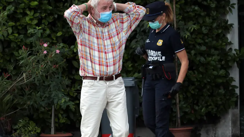 Sergio Miglioranza sul luogo dell'incendio in cui sono morte la moglie e un'amica