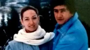 Loretta Santinello e il marito Paolo Barotto; a destra, gli inquirenti vicino all’auto in cui l’uomo ha trovato la morte e la donna è rimasta intossicata