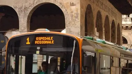 TREVISO 20020430 AUTOBUS ACTT IN VIA MARTIRI DELLA LIBERTA' DAVANTI ALLA LOGGIA DEI CAVALIERI ( /Balanza)