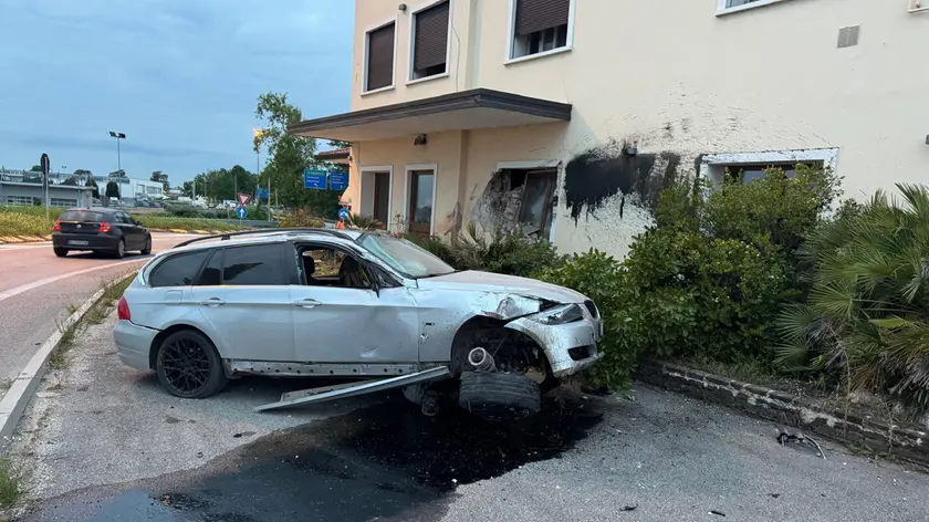 Perde il controllo dell’auto e finisce dentro al ristorante Kisaaki sulla Pontebbana