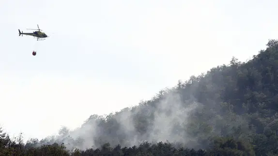 Baone, 18.06.2012.Incendio in via Vallesana a Baone.Nella foto: elicottero in azione.ph. Zangirolami