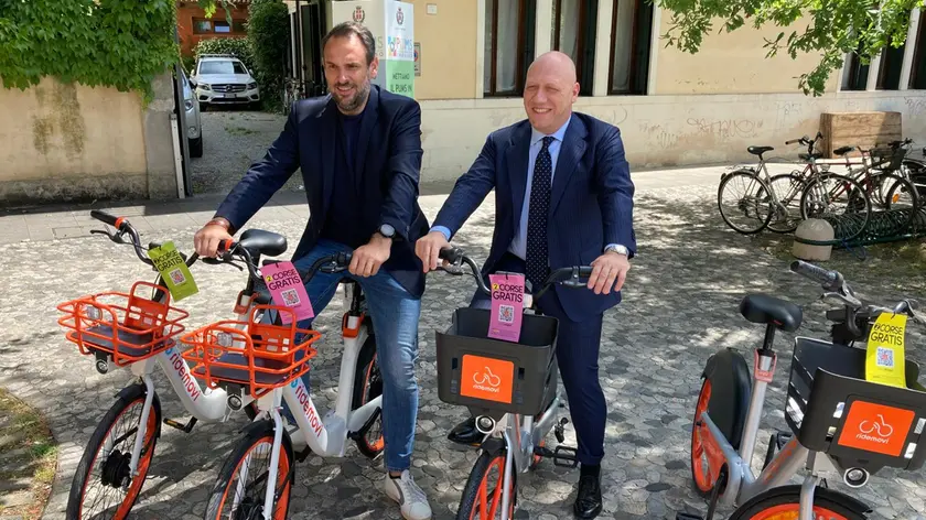 Il sindaco Mario Conte e l'assessore Andrea De Checchi