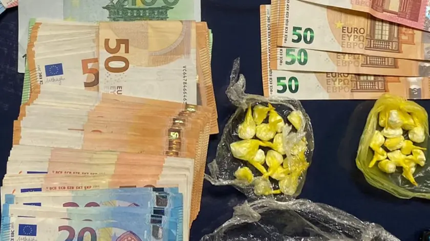 Un particolare dello stupefacente e del denaro sequestrati