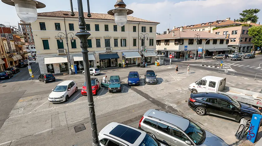 Poloni Montebelluna confusione di linee parcheggio piazza Mazzini