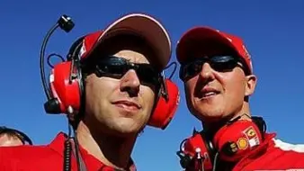 CHE BELLO A sinistra con Schumi a destra con Belen e i meccanici
