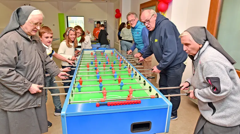 Anche una sfida con il calcio balilla extra-large tra suore e parrocchiani per l’inaugurazione del nuovo oratorio