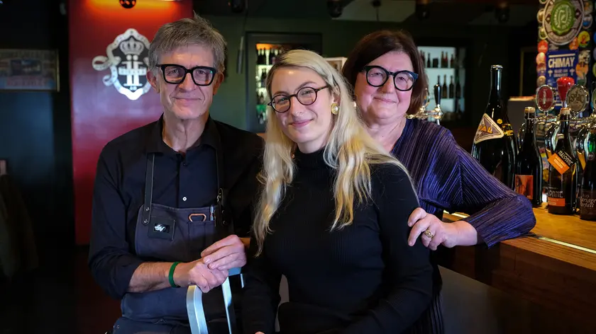 Ristorante Nidaba, tre generazioni Daniela e Andrea De Bortoli e Anna Visentini (al centro) figlia di Daniela