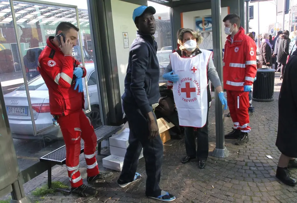 ZAGO TREVISO CORRIERA DI PROFUGHI DI FRONTE ALLA STAZIONE DEI TRENI