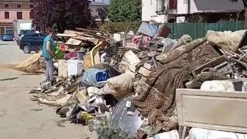 Gli elettrodomestici, i mobili e i materassi diventati rifiuti a Lauro (Asolo)