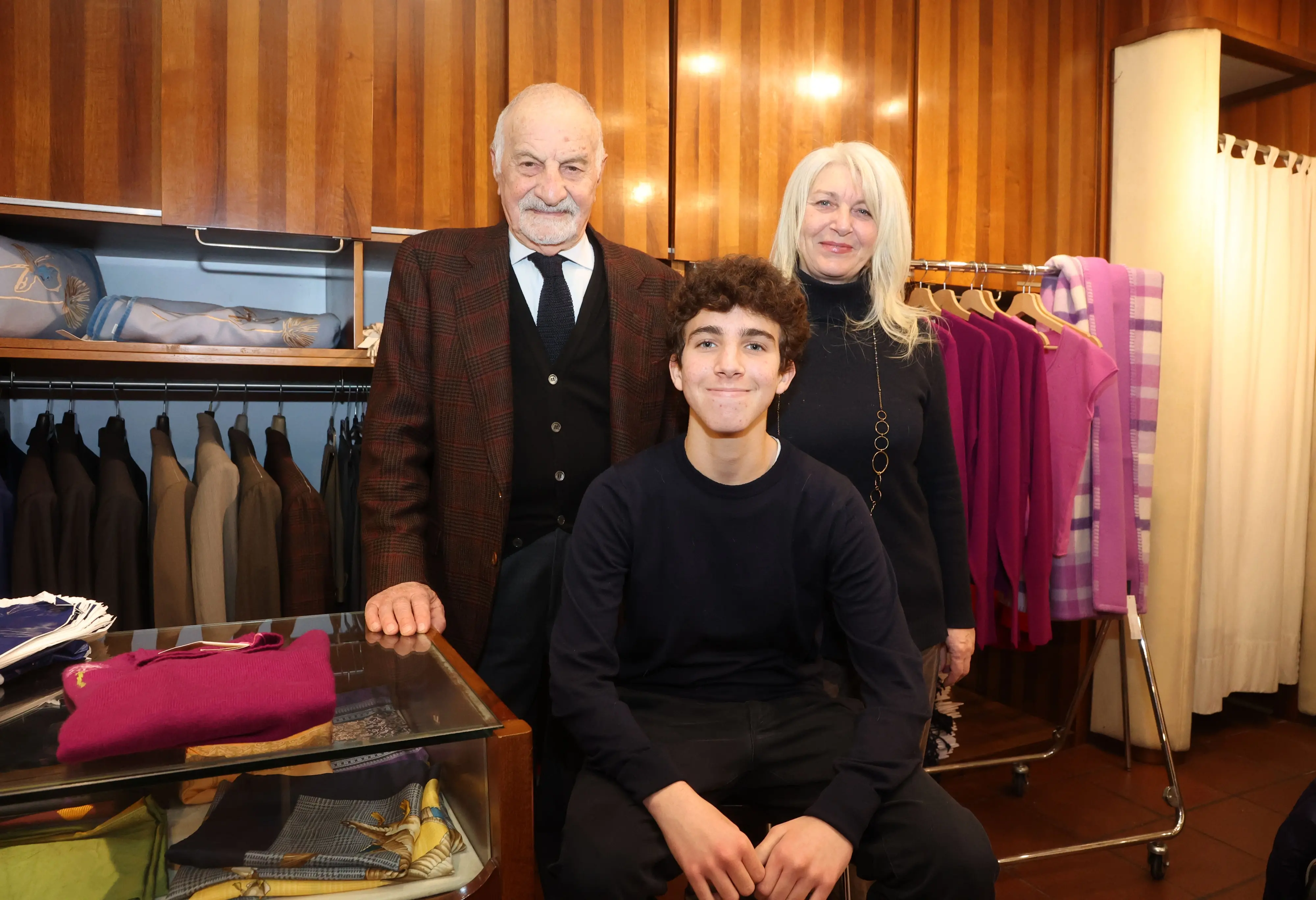 Lo storico titolare Alfredo Petrini con la figlia Alessandra e il nipote Sebastiano in una foto di qualche tempo fa