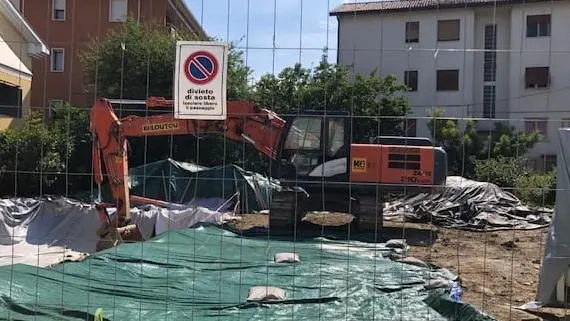 Il cantiere contestato: i lavori per le fondamenta hanno portato alla luce una discarica