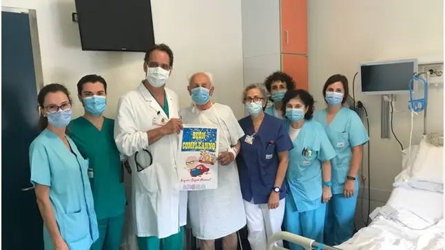 L'equipe di cardiologia del dottor Roberto Mantovan con un paziente ultracentenerario (foto di archivio)