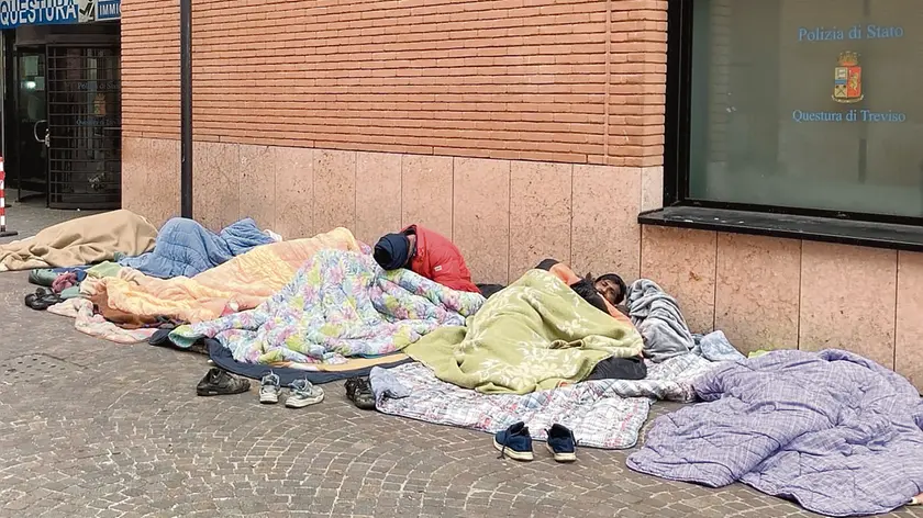 Materassi e coperte fuori dalla Questura di Treviso