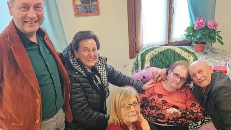 L’abbraccio a Paola Franzin dei suoi fratelli e sorelle conosciuti in questi giorni
