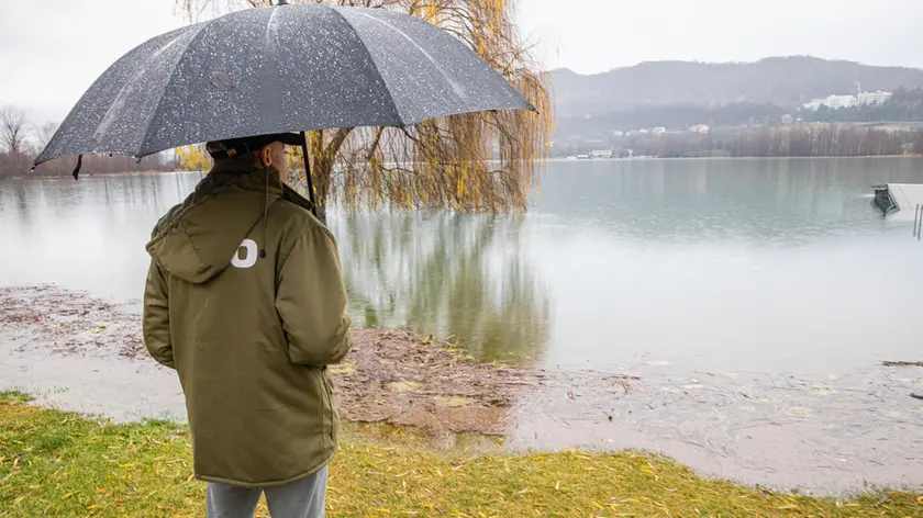Il lago di Revine esondato (foto Maccagnan)