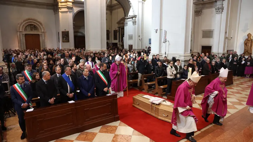 I funerali di don Davide Schiavon, direttore della Caritas Tarvisina, in Duomo a Treviso (foto Nicola Mattiuzzo/Fotofilm)